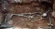 Corpo de mulher encontrado sobre cama de bronze - Crédito: Ephorate of Antiquities