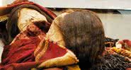 Ambas as jovens cobertas pelo tecido vermelho polvilhado por cinábrio - Divulgação: Museu Regional de Iquique