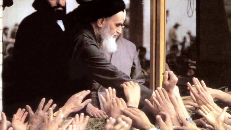 O aiatolá Ruhollah Khomeini e povo iraniano - Wikimedia Commons
