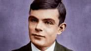 Fotografia de Alan Turing colorida digitalmente - Foto por PhotoColor pelo Wikimedia Commons