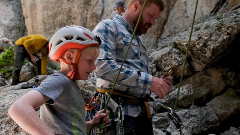 Trecho de vídeo em que é possível ver Sam Baker treinando alpinismo - Reprodução/Vídeo/YouTube/Joe Baker