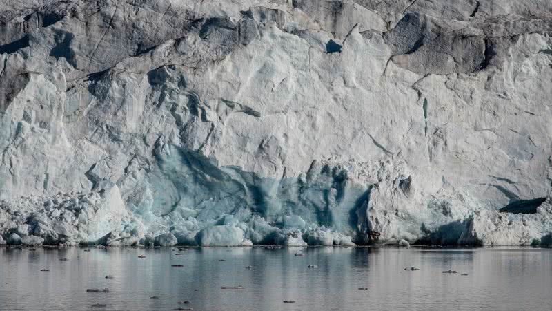 Imagem ilustrativa de gelo derretendo no Ártico