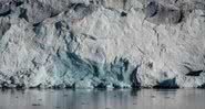 Imagem ilustrativa de gelo derretendo no Ártico - Getty Images