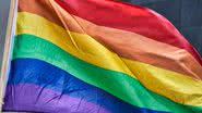 Imagem meramente ilustrativa com bandeira LGBTQIAP+ - Foto por Talpa pelo Pixabay