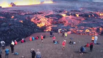 Pessoas assistem à vulcão em erupção do Fagradalsfjall, na Islândia - Imagem retirada no canal do Youtube da BBC News Brasil