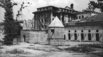 Fotografia de bunker em que Hitler se refugiou até o dia de sua morte, em 1945 - Foto por German Federal Archives pelo Wikimedia Commons