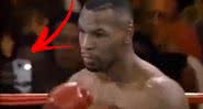 O objeto destacado com seta durante luta de Mike Tyson - Divulgação / YouTube / Inside Edition