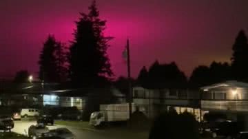Cena de vídeo gravado durante fenômeno de luzes rosas no céu, registrado no Canadá - Reprodução/Vídeo/X/@pnwkate