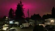 Cena de vídeo gravado durante fenômeno de luzes rosas no céu, registrado no Canadá - Reprodução/Vídeo/X/@pnwkate