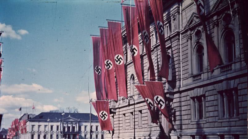 Imagem ilustrativa de bandeiras nazistas na Europa durante a 2ª Guerra Mundial