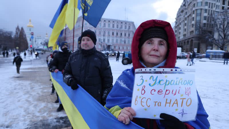Mulher segura cartaz pedindo apoio da OTAN na Ucrânia (2022)