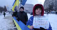 Mulher segura cartaz pedindo apoio da OTAN na Ucrânia (2022) - Getty Images