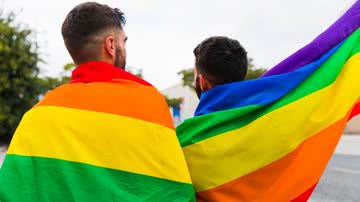 Fotografia meramente ilustrativa de casal gay - Divulgação/ Freepik