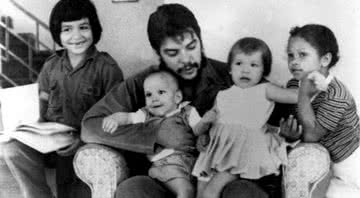 Che Guevara com filhos do segundo casamento. - Domínio Público
