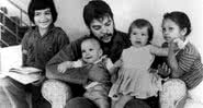Che Guevara com filhos do segundo casamento. - Domínio Público