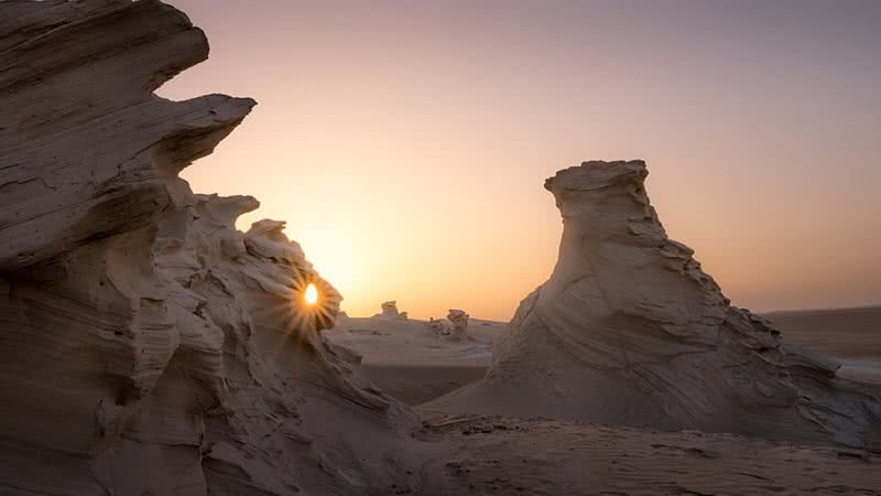 Deserto de Al Wathba ao pôr-do-sol - Foto por Florian Kriechbaumer pelo Wikimedia Commons
