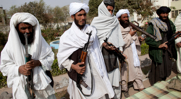Militantes do Talibã se rendem e são apresentados à mídia em 4 de novembro de 2010 em Herat, Afeganistão - Getty Images