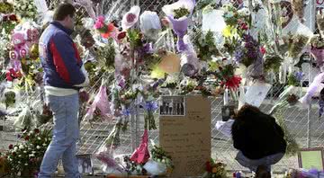 Homem presta homenagem às vítimas no local da tragédia - Getty Images