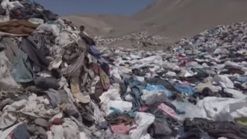 Lixão da moda, no deserto do Atacama