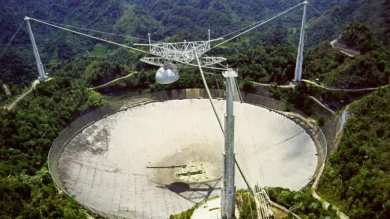 Fotografia mostrando estrutura do radiotelescópio - Divulgação/ NSF