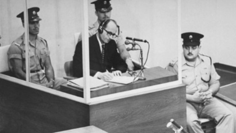 Adolf Eichmann em seu julgamento - Wikimedia Commons / Museu do Holocausto dos Estados Unidos