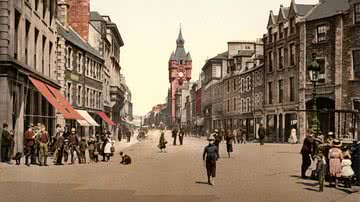 Imagem com representação de rua da Escócia na Era Vitoriana - Domínio Público via Wikimedia Commons