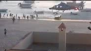 Momento em que banhistas são afugentados por helicóptero em praia na Espanha - Divulgação/Vídeo/Twitter @Guerrasenlapaz