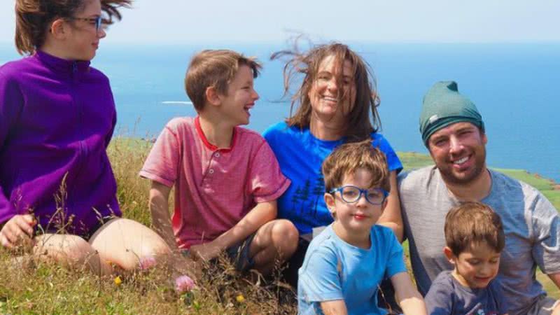 Fotografia de família de Edith Lemay, Sebastien Pelletier e seus quatro filhos - Reprodução/Instagram @pleinleursyeux
