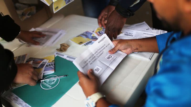 Cédulas de votação em relação ao acordo de paz com as FARC's (2016) - Getty Images