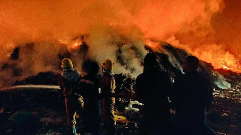 Imagens dos bombeiros tentando conter o fogo na montanha de lixo de Kochi - Divulgação/Twitter/@IN_HQSNC/04.03.2023