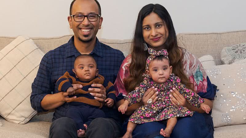 Fotografia dos gêmeos com os pais, Kevin Nadarajah e Shakina Rajendram - Reprodução/Guinness World Records