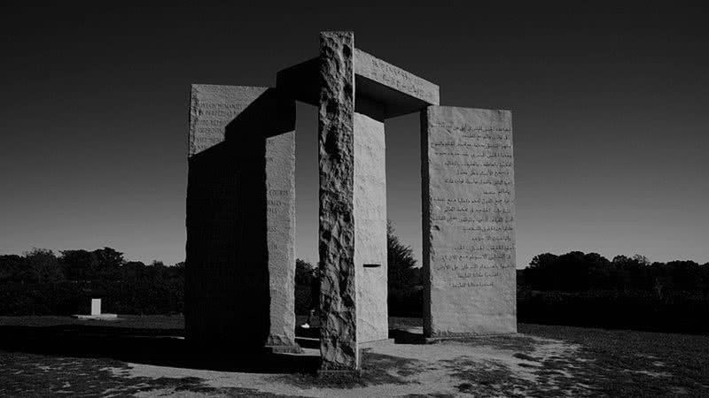 Pedras Guia da Georgia, monumento destruído por conservadores cristãos - Foto por Ashley Clements pelo Wikimedia Commons