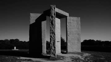 Pedras Guia da Georgia, monumento destruído por conservadores cristãos - Foto por Ashley Clements pelo Wikimedia Commons