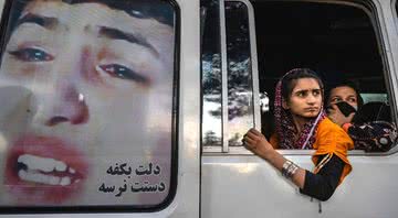 Mulheres se locomovem em van após tomada do Talibã - Getty Images