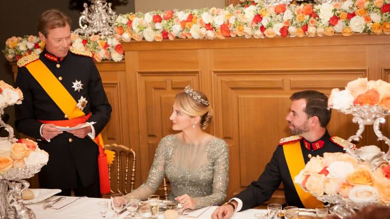 Em pé, o grão-duque Henri celebra a união do filho Guillaume com a princesa Stéphanie - Getty Images