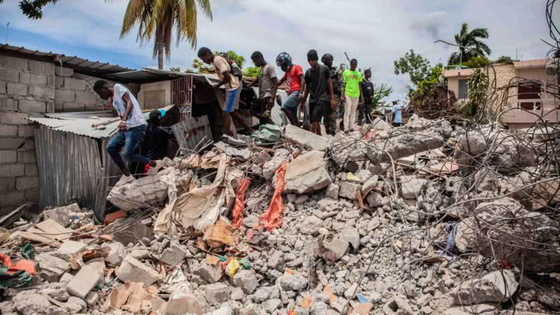 Haitianos desviam de destroços após terremoto - Getty Images