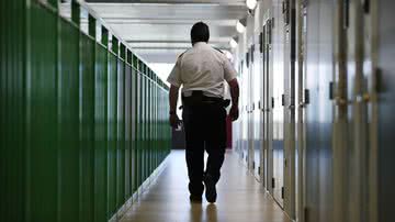 Fotografia ilustra espaço interno da penitenciária HMP Berwynem - Getty Images