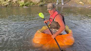 Duane Hansen dentro de abóbora remando em rio - Reprodução/YouTube/Newzee