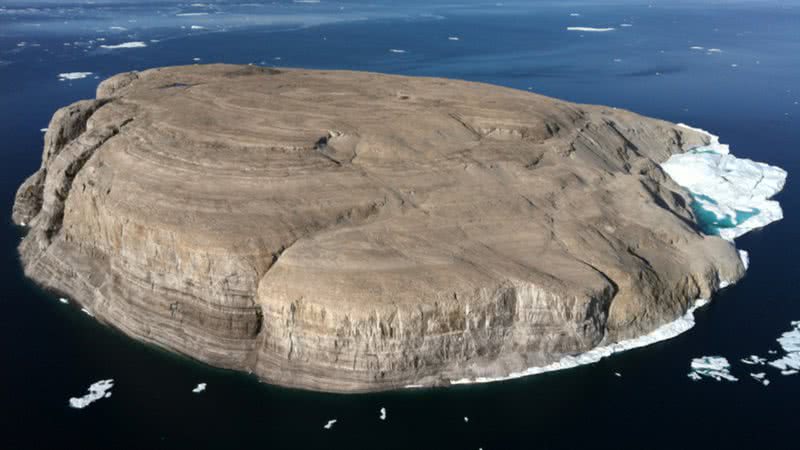 Ilha Hans, localizada no Ártico, entre o Canadá e a Groenlândia - Foto por Toubletap via Wikimedia Commons