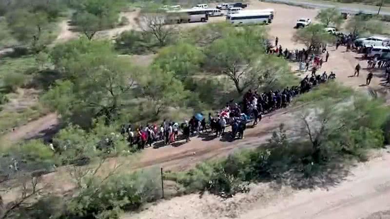 Trecho de vídeo mostrando grupo próximo à fronteira norte-americana - Divulgação/ Redes Sociais