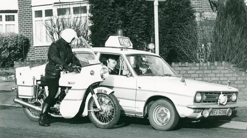 Fotografia meramente ilustrativa de de policiais do Reino Unido nos anos 70 - West Midlands Police/ Domínio Público