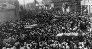Multidão comemora a democratização do Iraque em 1958 - Wikimedia Commons / Domínio Público
