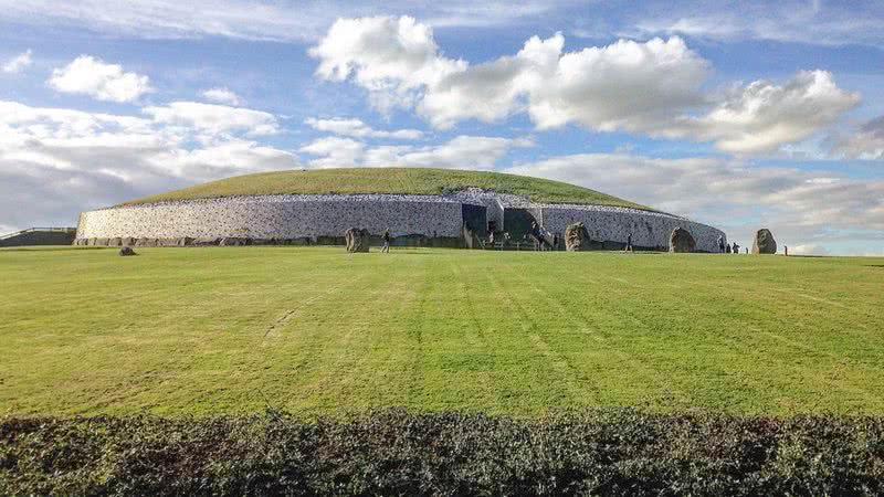 A tumba de Newgrange - Tjp finn via Wikimedia Commons
