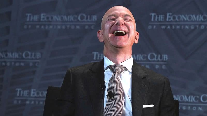 Jeff Bezos rindo em evento em 2018 - Getty Images