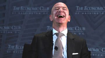 Jeff Bezos rindo em evento em 2018 - Getty Images
