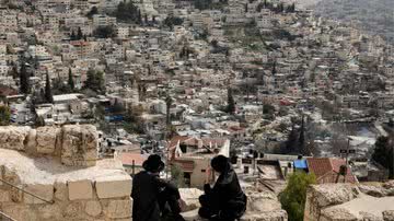 Fotografia de 2023 mostrando dois judeus ortodoxos olhando para o bairro habitado por palestinos em Jerusalém - Getty Images