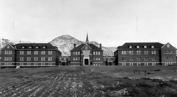 Kamloops Indian Residential School em 1930 - Domínio Público via Wikimedia Commons