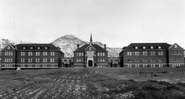 Kamloops Indian Residential School em 1930 - Domínio Público via Wikimedia Commons