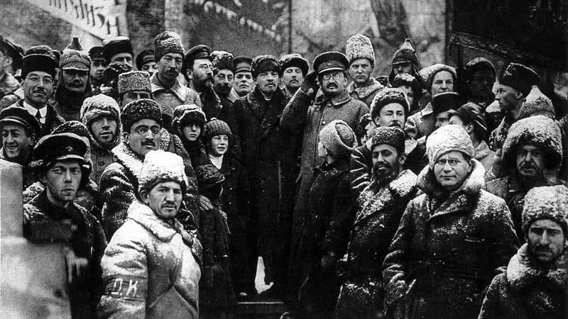 Lenin, Trotsky e Kamenev comemorando o 2º aniversário da Revolução de Outubro