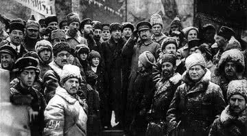 Lenin, Trotsky e Kamenev comemorando o 2º aniversário da Revolução de Outubro - Domínio Público/ Creative Commons/ Wikimedia Commons